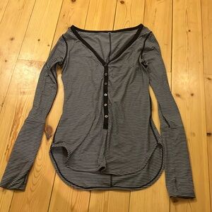 Lululemon Women's Black and Grey Shirt